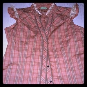 Ruffle shoulder short sleeve snap down top